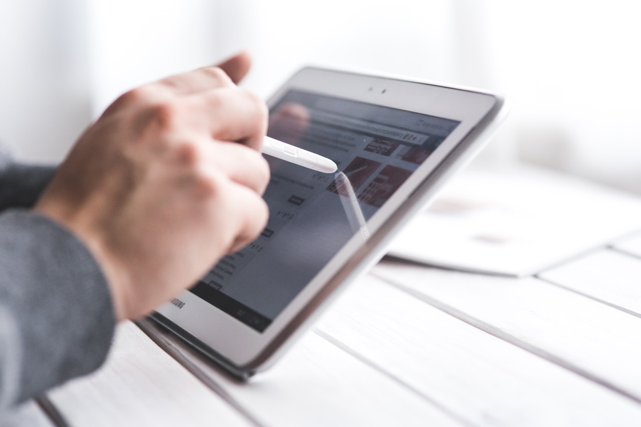 hand-scribing-on-tablet
